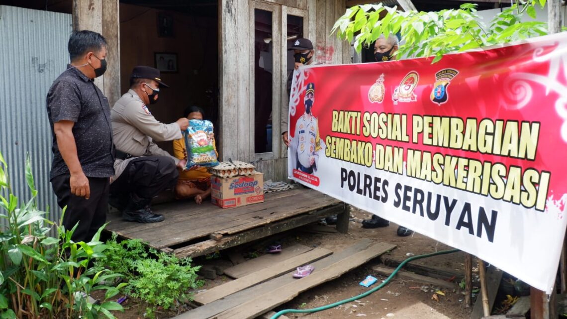 Bakti sosial bagi – bagi sembako bersama Penjabat Utama dengan penanggung jawab kegiatan Kapolres Seruyan AKBP Bayu Wicaksono, S.H., S.I.K., M.Si. di Jl.S.Parman Desa Persil Raya Kec.Seruyan Hilir Kab.Seruyan, Minggu (11/7/2021). Foto : Tbn