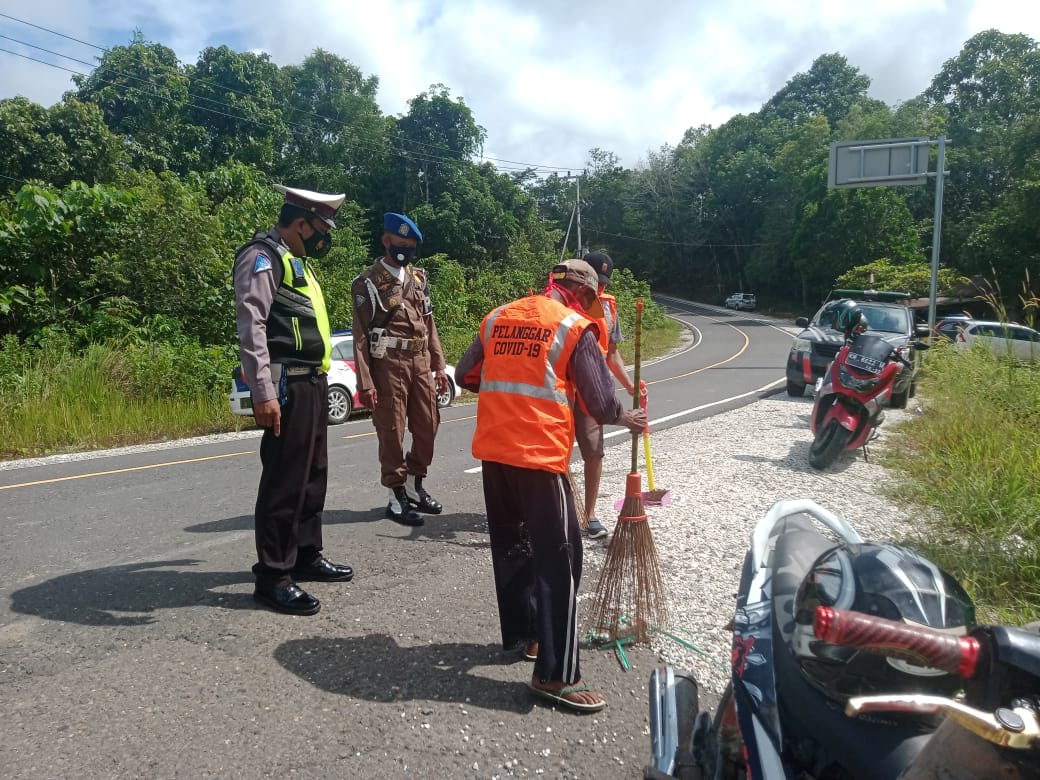 Tim Satuan Tugas covid-19 (Satgas)  yang terdiri dari gabungan TNI/Polri, Satpol PP dan Dinas Perhubungan melakukan rajia yustisi. Minggu (11/07/2021). Foto : Kpl