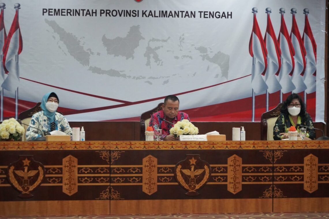 Asisten Administrasi Umum Setda Prov. Kalteng Sri Suwanto, saat menghadiri secara virtual entry meeting Evaluasi Reformasi Birokrasi dan Sistem Akuntabilitas Kinerja Instansi Pemerintah. Foto : mmc/red