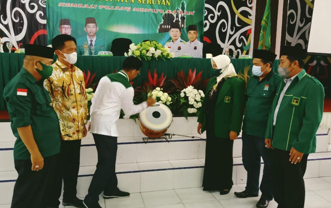 Ketua DPW PPP Kalteng, H.Awaludin Noor saat memukul Gong tanda dimulainya Muscab PPP Kabupaten Seruyan di aula serbaguna, Kuala Pembuang, Jumat (10/9/2021). Foto : Ags