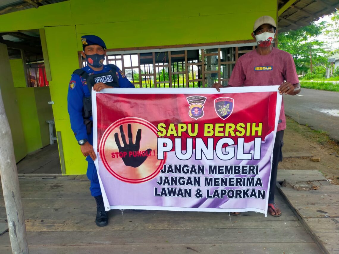 Personil Satpolairud Polres Seruyan, melaksanakan sosialisasi berupa Tatap Muka secara langsung tentang Saber Pungli di pesisir Das Seruyan, Kuala Pembuang Kelurahan Kuala Pembuang I Kec. Seruyan Hilir Kab. Seruyan, Sabtu (11/09/2021) Pukul 09.00 Wib. Foto : Tbn