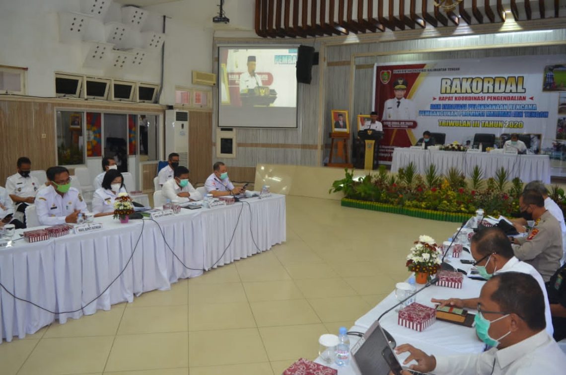 Sekretaris Daerah (Sekda) Provinsi Kalteng Fahrizal Fitri saat menyampaikan arahan Plt. Gubernur Kalteng Habib Ismail Bin Yahya pada Rakordal dan Evaluasi Pelaksanaan Pembangunan Provinsi Kalimantan Tengah Triwulan III Tahun 2020. FOTO : biro adpim.