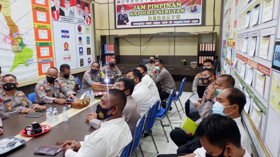 Polres Seruyan melaksanakan Jam Pimpinan sekaligus Rapat Internal yang dipimpin oleh Kapolres Seruyan serta dihadiri oleh Wakapolres dan Para Pejabat Utama Polres Seruyan. Foto : Tbn