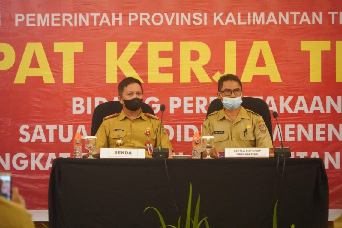 Sahli Gubernur Kalteng Bidang KSDM Suhaemi didampingi Plt. Kepala Dinas Perpustakaan dan Arsip Prov. Kalteng Luqman Alhakim memimpin rakernis bidang perpustakaan satuan pendidikan menengah se-Kalteng