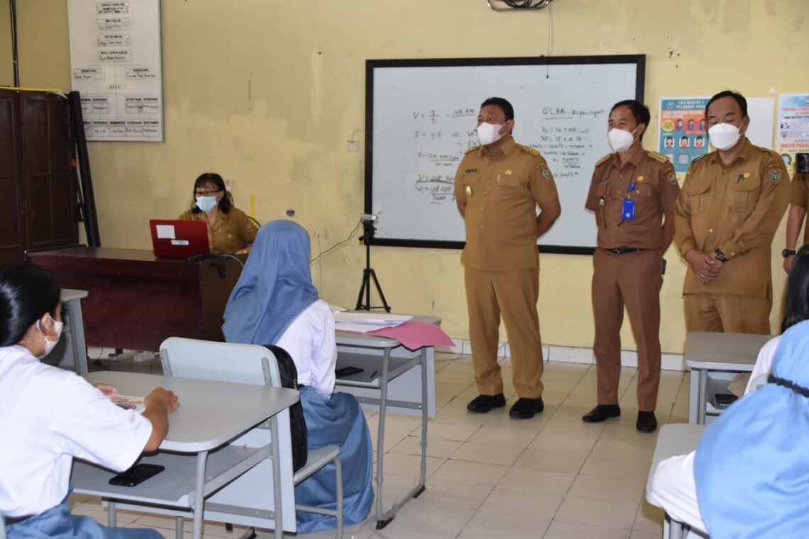 Wakil Gubernur Kalteng, H. Edy Pratowo, saat meninjau pencanangan PTM terbatas di SMAN 1 Palangka Raya Pembelajaran Tatap Muka terbatas di SMAN 1 Palangka Raya, Senin (11/10/2021). Foto : Ist