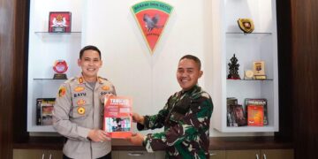 Kapolres Seruyan Hadiahkan Tabloid Kepada Danyon 631/Antang