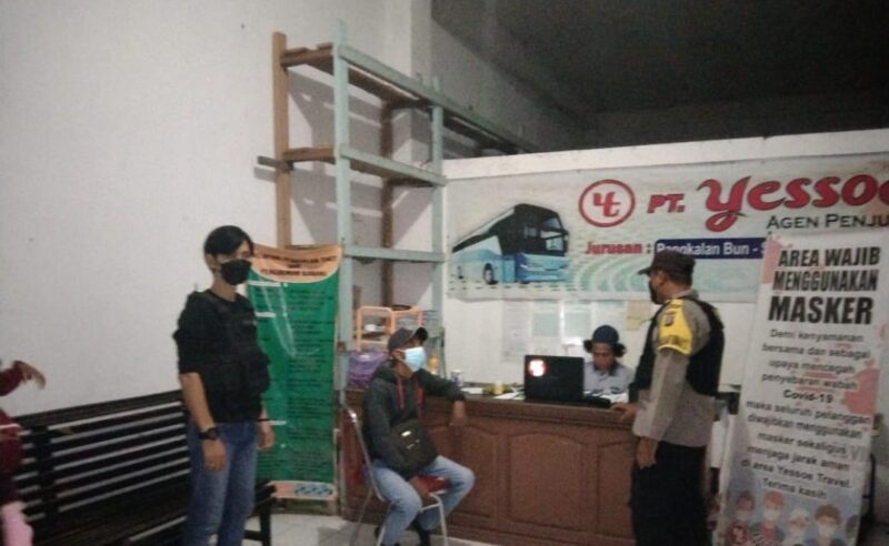 Jajaran Kepolisian Sektor Hanau secara konsisten terus menggelar Operasi yustisi di Kecamatan Hanau Kabupaten Seruyan, guna menegakkan kedisiplinan warga pada protokol kesehatan (prokes) pencegahan Covid-19, Sabtu (11/12/2021). Foto : Tbn
