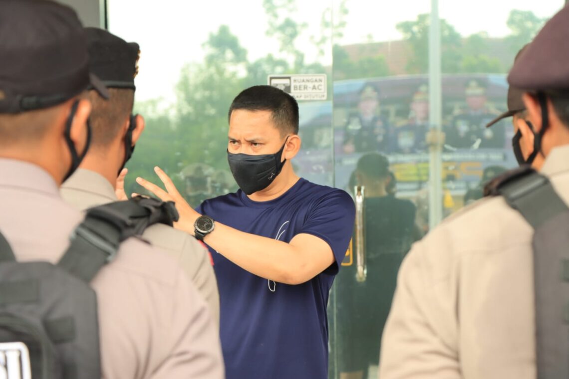 Kapolres Seruyan AKBP Bayu Wicaksono, S.H., S.I.K., M.Si. mengumpulkan personel yang piket di penjagaan Mapolres Seruyan untuk memantau kesiapsiagaan pelaksanaan pengamananan di Mapolres Seruyan jalan Ahmad Yani Kuala Pembuang Kabupaten Seruyan, Sabtu (11/12/2021). Foto : Tbn