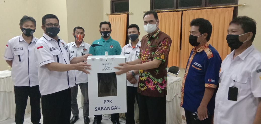 SERAHKAN HASIL REKAP - Penyerahan hasil perhitungan dan rekapitulasi perolehan suara Pilgub Kalteng di Kecamatan Sabangai dari PPK kepada Komisioner KPU Kota Palangka Raya, HM Syairi Abdulah, Kamis (11/12/2020) malam. Foto : Ist