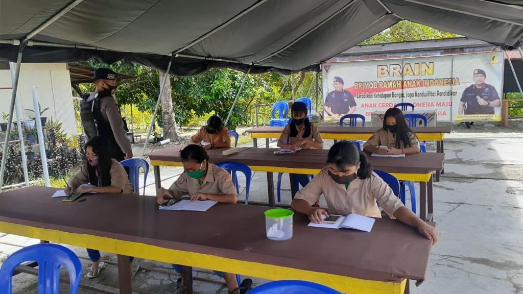 Para pelajar sedang belajar secara daring/online menggunakan Wifi gratis program BRAIN di Mako Kompi 2 Yon A Por Satbrimob Polda Kalteng. FOTO : tbn.