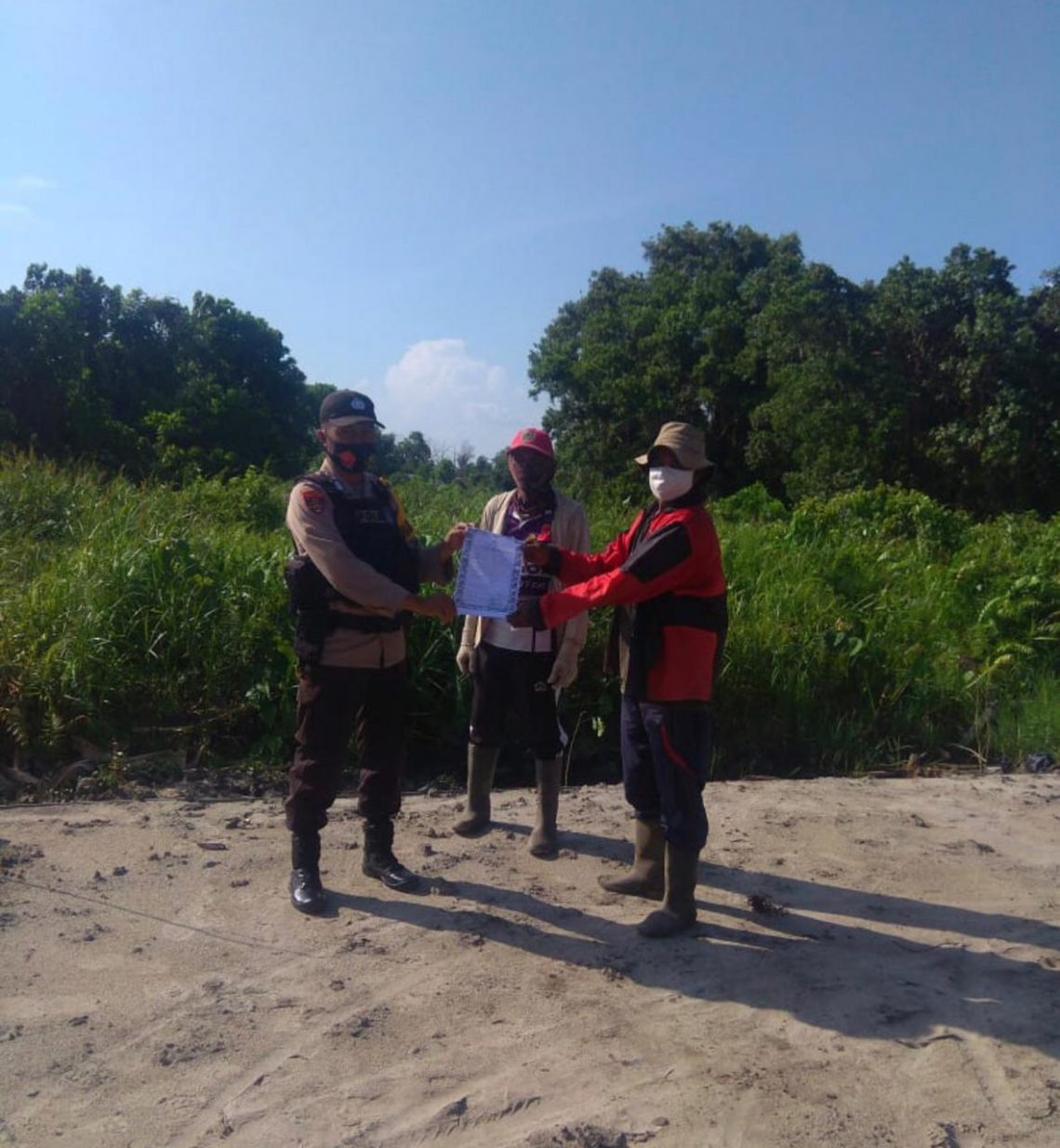 Polsek Seruyan Hilir, Polres Seruyan dengan memberikan himbauan bahaya Karhutla kepada warga di Desa Pematang Limau Kec. Seruyan Hilir Kab. Seruyan, Kamis (18/2/2021) siang. Foto : Tbn