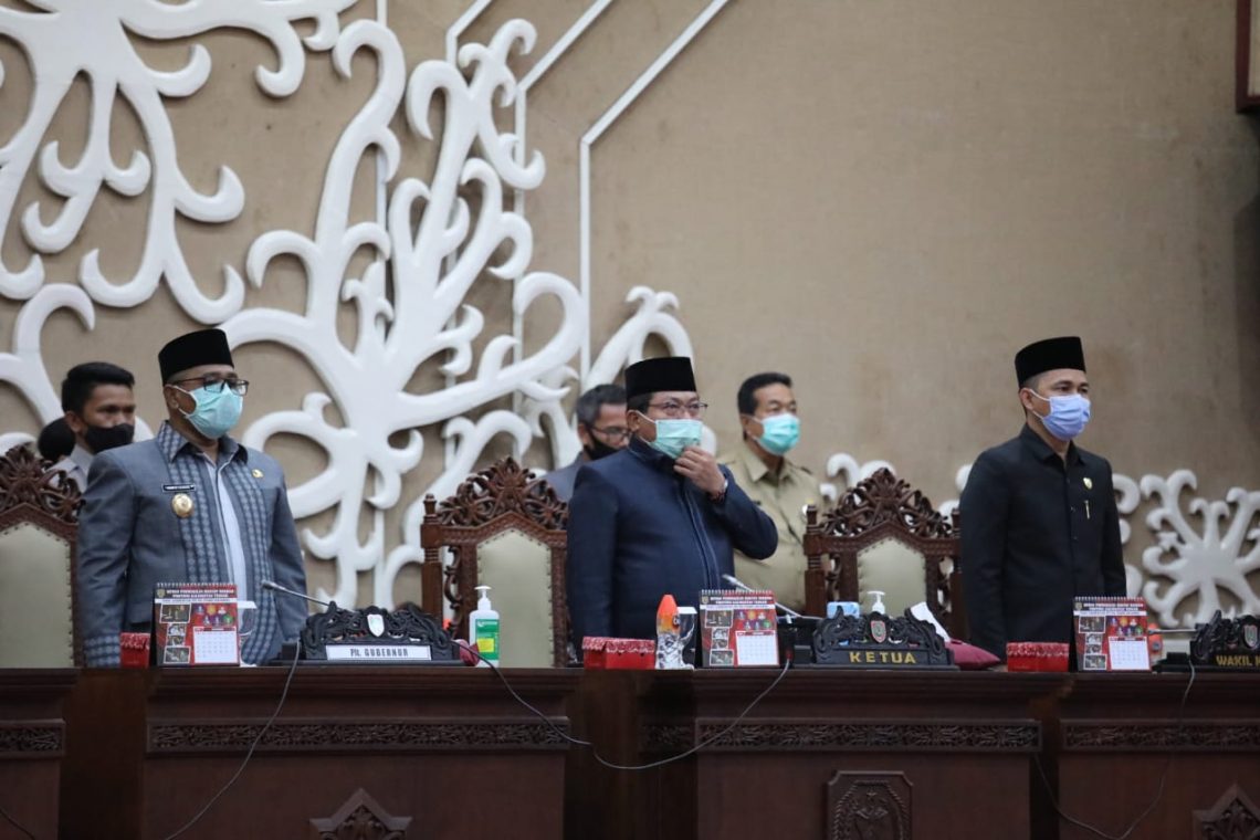 Plt. Gubernur Kalimantan Tengah Habib Ismail Bin Yahya (kiri) hadiri Rapat Paripurna ke-4 Masa Persidangan III Tahun Sidang 2020 DPRD Kalteng. FOTO : mmckalteng.