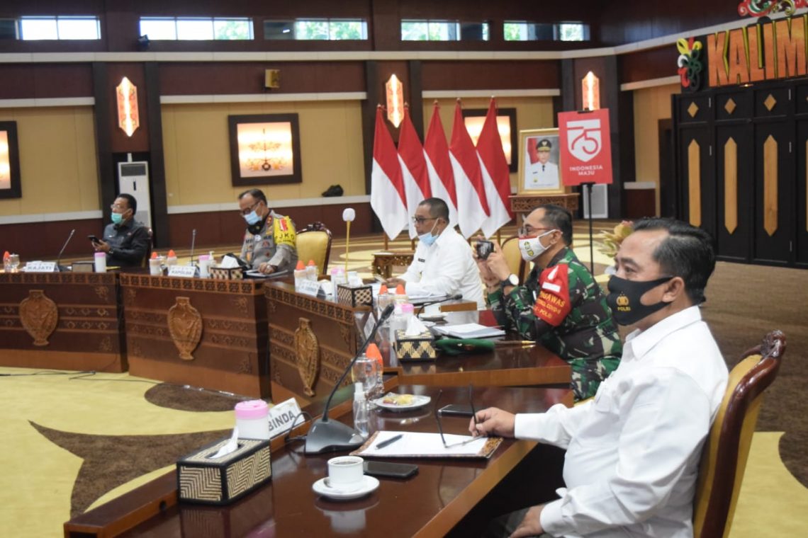 Plt. Gubernur Kalimantan Tengah (Kalteng) Habib Ismail Bin Yahya bersama Forkopimda Kalteng serius mendengarkan sambutan dari Menteri Koordinator Politik, Hukum, dan Keamanan (Menkopolhukam) Mahfud MD. FOTO : biro adpim.