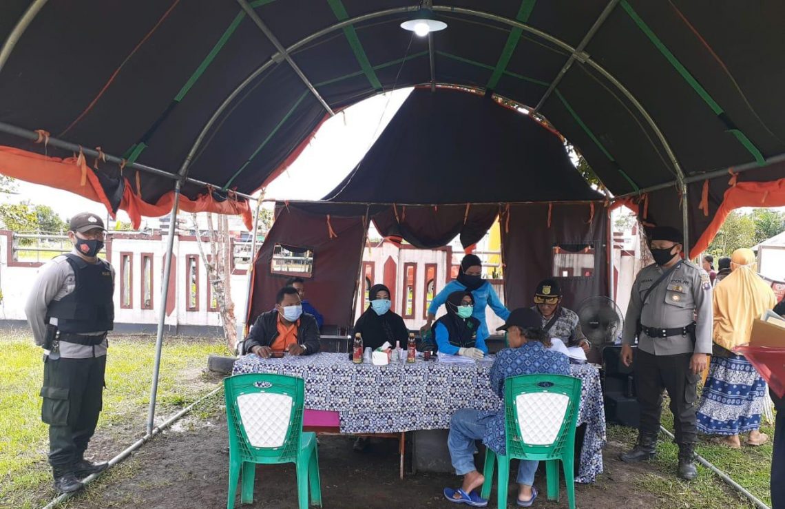 Aparat Polsek Danau Sembuluh melakukan pengamanan penyaluran Bantuan Sosial Tunai di Kecamatan Seruyan Raya Kabupaten Seruyan, Selasa (12/1/2021). Foto : Tbn