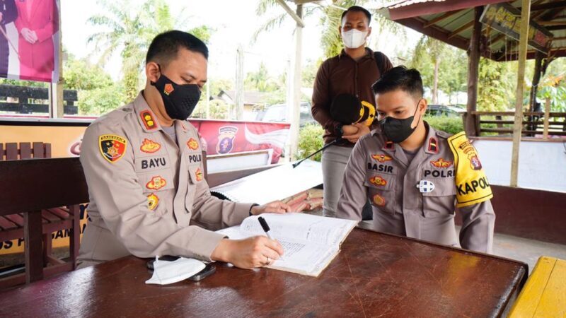 . Kapolres Seruyan AKBP Bayu Wicaksono, S.H., S.I.K., M.Si. melaksanakan inspeksi mendadak (Sidak) di Polsek Hanau jalan Swakarya Desa Pembuang Hulu Kecamatan Hanau Kabupaten Seruyan. Dalam kegiatan tersebut di sambut langsung oleh Kapolsek Hanau Ipda Ihsan Tio Basir, S. Tr. K, .Rabu (12/01/2022). Foto : Tbn