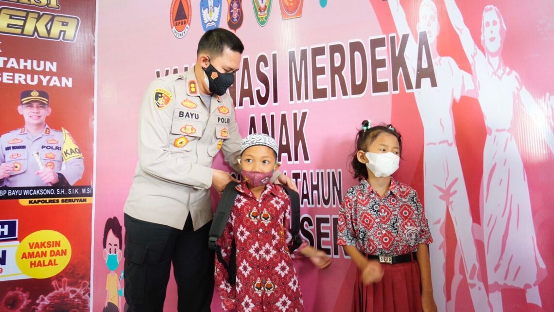 Kapolres Seruyan AKBP Bayu Wicaksono, S. H., S.I.K., Msi. membagikan tas sekolah kepada para pelajar yang mengikuti vaksinasi merdeka anak Di SDN 1 Pembuang Hulu II, Rabu (12/01/2022).Foto : Tbn
