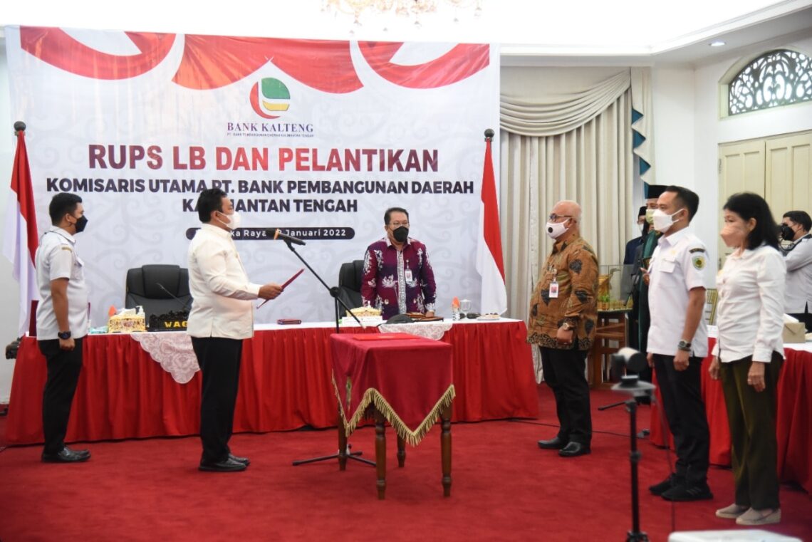 Wakil Gubernur (Wagub) Kalimantan Tengah (OKalteng), H Edy Pratowo menghadiri acara Rapat Umum Pemegang Saham Luar Biasa (RUPS-LB) dan Pelantikan Komisaris Utama PT Bank Pembangunan Daerah (BPD) Kalimantan Tengah (Kalteng) Periode 2022-2026, bertempat di Aula Serbaguna, Kompleks Istana Isen Mulang, Rabu sore (12/1/2022). Foto : BA