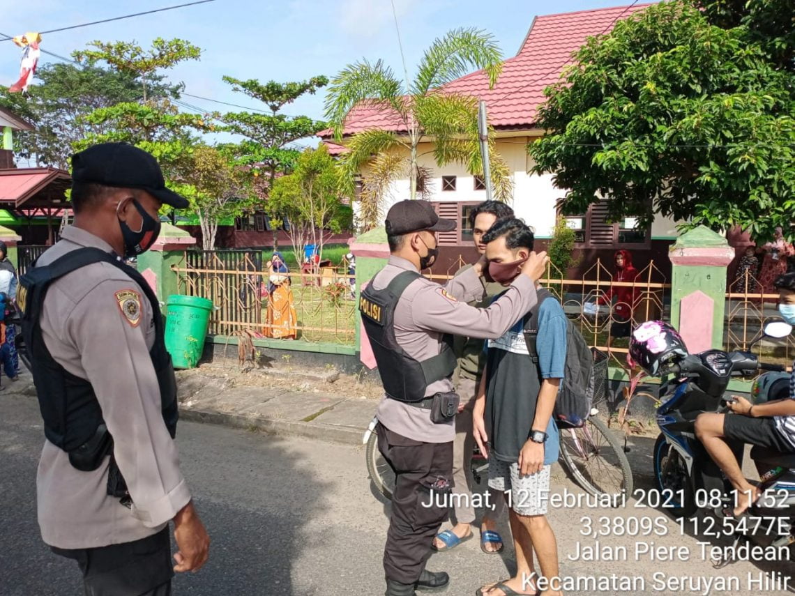 Personil Polres Seruyan membagikan masker dan sosialisasi protokol kesehatan, Jumat (12/2/2021). Foto : Tbn