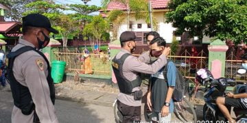 Personel Polres Seruyan Gencar Bagikan Masker dan Sosialisasikan Prokes 