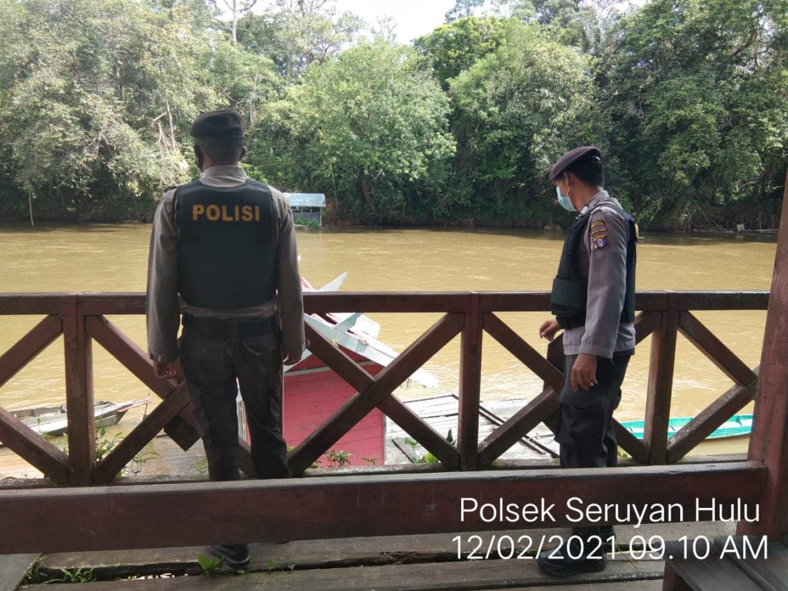 Polsek Seruyan Hulu, Polres Seruyan, melaksanakan patroli sekaligus mengecek debit air di bantaran Sungai Seruyan Desa Tumbang Manjul, Jumat (12/02/2021). Foto : Tbn