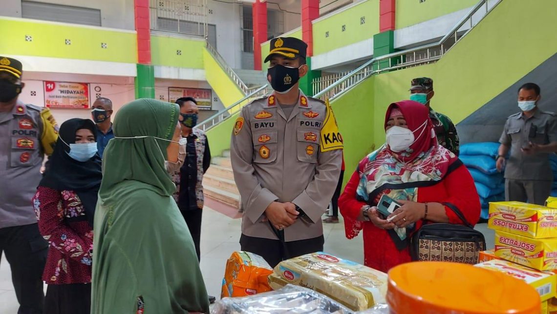Kapolres Seruyan AKBP Bayu Wicaksono, S. H., S. I. K., M. Si serta stakeholder terkait melaunching pasar tradisional Losaik Kuala Pembuang sebagai Desa Tangguh, Jumat  (12/02/21). Foto : Tbn