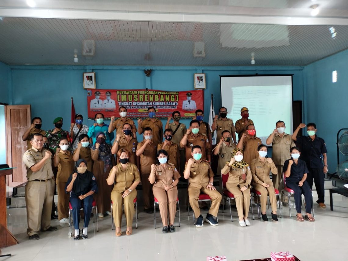 Warga berfoto usai Musyawarah Perencanaan Pembangunan (Musrenbang) di Kecamatan Sumber Barito Kabupaten Murung Raya, baru-baru ini. Foto : Kpl