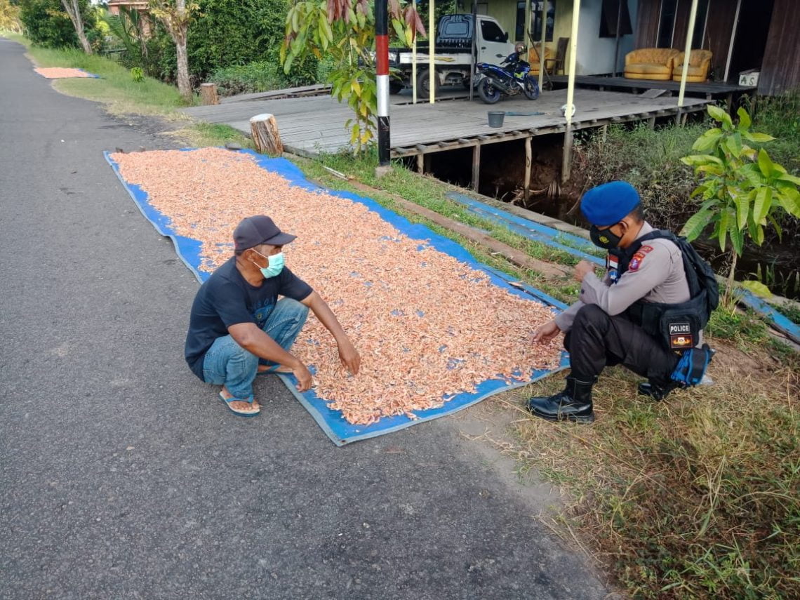 Personil Satpolairud Polres Seruyan melaksanakan kegiatan patroli Kepada Nelayan  dan masyarakat pesisir di sekitar bantaran sungai Seruyan, Jumat (12/2/2021). Foto : Tbn