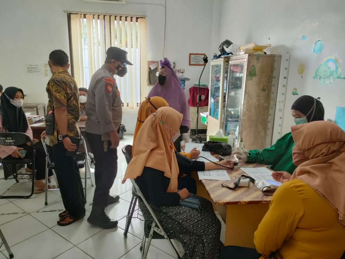 Anggota Polsek Seruyan Hilir melakukan pengamanan kegiatan pelaksanaan vaksinasi covid-19 tahap 1, tahap 2 dan tahap 3 bertempat di Rumah Sakit Kuala Pembuang Kec. Seruyan Hilir Kab. Seruyan, Sabtu (12/02/2022). Foto : Tbn