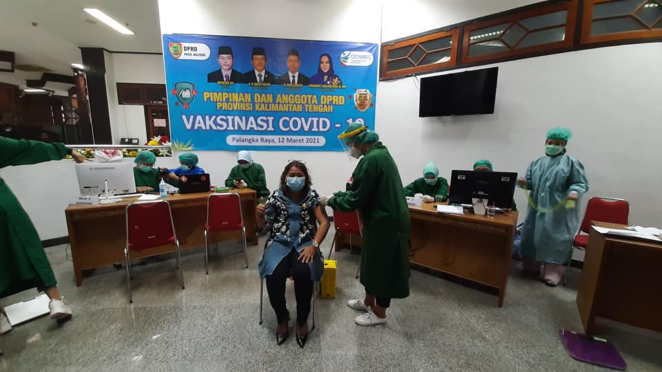 Anggota dan pimpinan DPRD Kalteng saat dilakukan vaksin covid-19, Jumat (12/3/2021). Foto : Ist