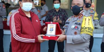 Perkuat Soliditas, Polda Kalteng Tenis Persahabatan Bersama Polda Kalsel