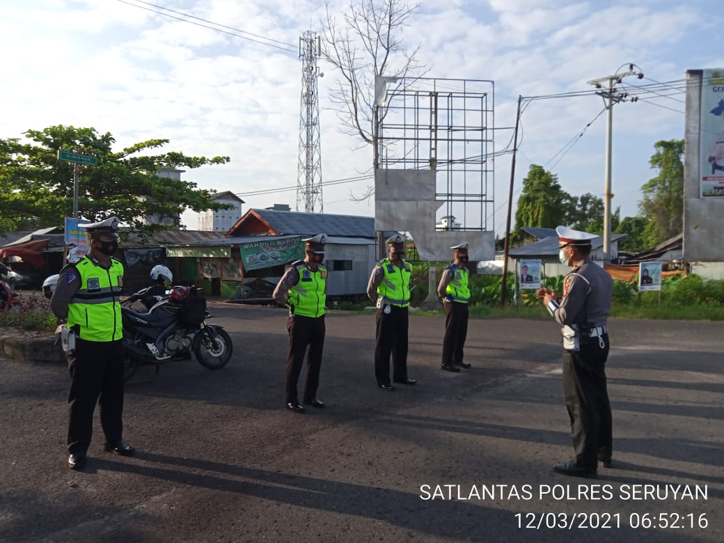 Sat Lantas Polres Seruyan, jajaran Polda Kalteng, menurunkan personelnya melaksanakan pengaturan lalu lintas di jalan-jalan dalam Kota Kuala Pembuang, Jumat  (12/03/2021) pagi. Foto : Tbn