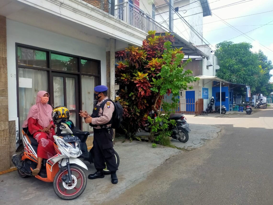 dilaksanakan Satpolairud, Polres Seruyan, Polda Kalteng terus ditingkatkan pada saat Patroli dan sambang masyarakat pesisir, anggota juga menitipkan pesan kepada masyarakat untuk tetap menjaga Kesehatan dan mentaati Protokol Kesehatan, Jumat (12/03/2021). Foto : TN