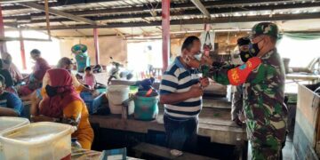 Penegakkan Disiplin Prokes Polsek Seruyan Hilir Bersama Koramil Kuala Pembuang