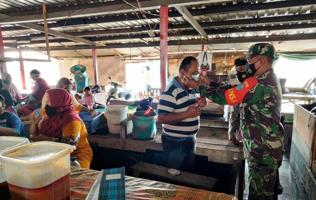 Polsek Seruyan Hilir bersama Koramil Kuala Pembuang, melaksanakan operasi yustisi rutin di Pasar Saik Kuala Pembuang  Kelurahan  Kuala Pembuang II Kecamatan Seruyan Hilir, Jum'at (12/03/2021). Foto : Tbn