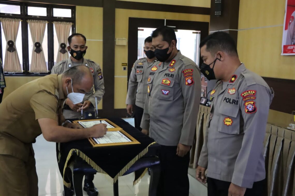 Kapolres Seruyan AKBP Gatot Istanto S.I.K. dan diikuti oleh perwakilan dari orang tua dan calon siswa Bintara Polri TA 2022. Foto : TN