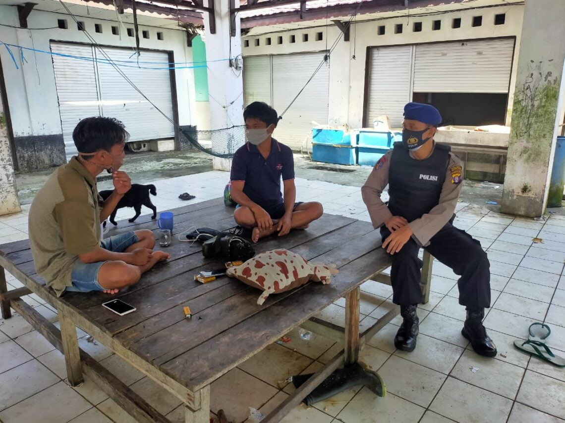 Satpolairud Polres Seruyan selalu berupaya memberikan imbauan dan mengajak masyarakat untuk bersama-sama mentaati protokol kesehatan sebagai upaya mencegah penyebaran Covid-19, Sabtu (12/4/2021). Foto : Tbn