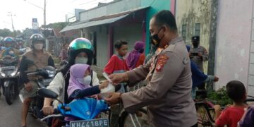 Pembagian Takjil Sat Binmas Polres Seruyan Disambut Antusias Warga