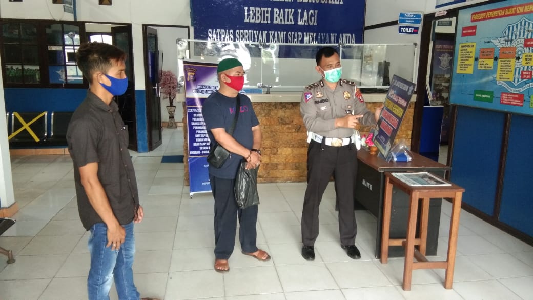 Sat Lantas Polres Seruyan Jajaran Polda Kalteng, melaksanakan Patroli Dialogis dan berikan imbauan Kamseltibcar Lantas kepada para Pedagang serta laksanakan imbauan Protkes Covid-19 di sekitaran Kota Kuala Pembuang Kabupaten Seruyan, Provinsi Kalteng, Senin (12/4/2021). Foto : Tbn