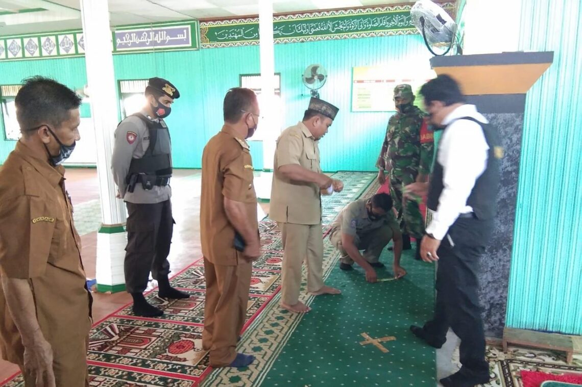 Polsek Seruyan Hulu melaksanakan kegiatan penyemprotan di tempat Ibadah guna Operasi Yustisi Penegakkan Hukum Protokol Kesehatan Covid-19 di di Desa Tumbang Manjul Kec. Seruyan Hulu, Kabupaten Seruyan, Senin (12/04/2021). Foto : Tbn