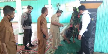 Anggota Polsek Seruyan Hulu Melaksanakan Penyemprotan Tempat Ibadah