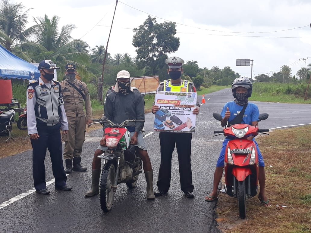 Dipimpin Kasat Lantas Iptu Moch. Romadhon, S.H., petugas membagi-bagikan stiker Dilarang M8udik Lebaran 2021, melaksanakan kegiatan Safety Riding and Driving dan membagikan masker di Kuala Pembuang, Rabu (12/05/2021). Foto : Tbn