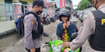 Personel Polres Seruyan Sosialisasi Prokes dan Bagikan Masker ke Masyarakat