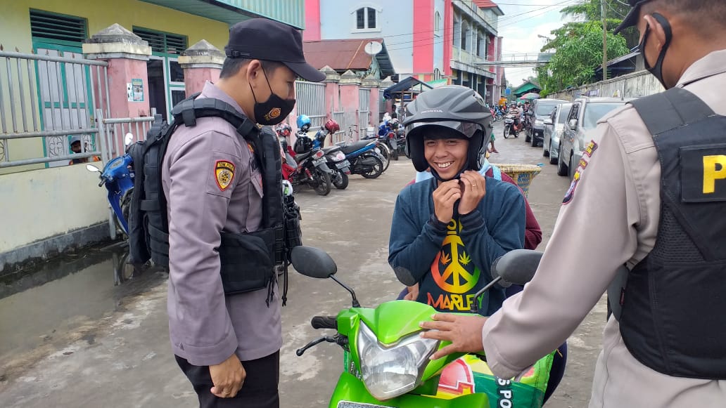 Personel Polres Seruyan tidak henti hentinya untuk selalu melaksanakan Sosialisasi Protokol Kesehatan kepada masyarakat, guna menekan angka penularan Covid-19 di kabupaten Seruyan, Rabu (12/5/2021). Foto : Tbn