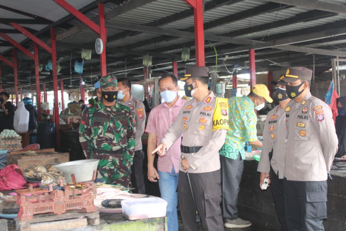 Kapolres Seruyan AKBP Bayu Wicaksono, S.H.,S.I.K.,M.Si. turun langsung ke pasar tradisional sayur ikan (Pasar Saik) yang ada di Kabupaten Seruyan, Sabtu (12/06/2021). Foto : Tbn