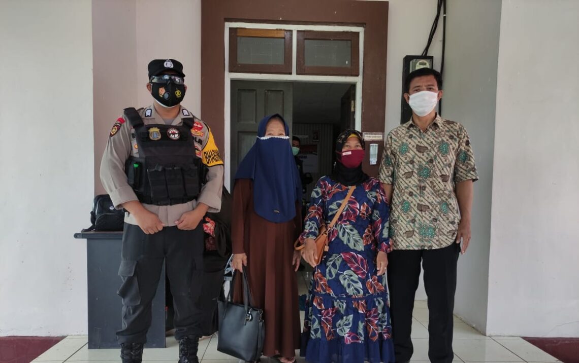 Anggota Bhabinkamtibmas Polsek Hilir, Polres Seruyan, Bripka Robby Sutanto menuju ke wilayah binaanya untuk melaksanakan kegiatan sosialisasi Saber Pungli di kawasan rawan pungli di wilayah Seruyan Hilir, Sabtu (12/06/2021). Foto : Tbn