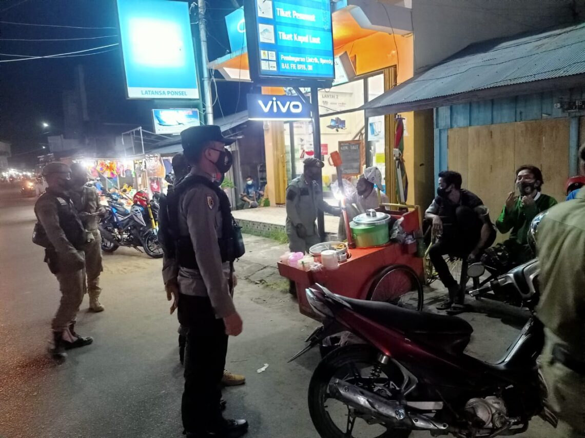 Team KRYD yang betajuk Tim Yustisi gencar melakukan patroli dialogis pada malam hari guna mencegah terjadinya gangguan keamanan dan ketertiban masyarakat, Jum'at (11/06/2021) Pukul 20.30 Wib. Foto : Tbn