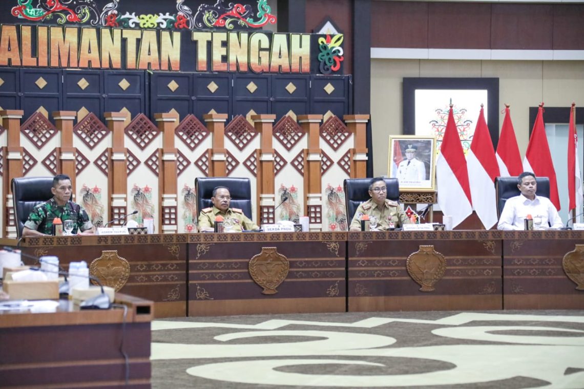 Sekretaris Daerah Prov. Kalteng H. Nuryakin saat menghadiri secara virtual Rapat Koordinasi Pengendalian Inflasi Daerah Tahun 2023