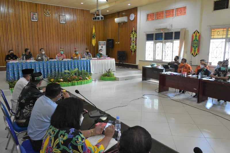 Bupati Kapuas, Ben Brahim S Bahat pimpin secara langsung Rapat Koordinasi (Rakor) penanggulangan dan penanganan Covid-19 di Aula Bappeda Kapuas, baru-baru ini.