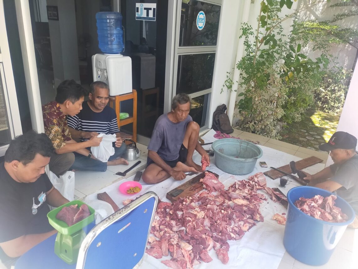 Ikatan Jurnalis Televisi Indonesia (IJTI) Kalimantan Tengah melaksanakan pemotongan hewan kurban sapi pada Hari Raya Idul Adha 1443 H. Pembagian daging kurban dilakukan di Kantor IJTI Jalan H. Ikap Palangka Raya, Selasa (12/7/2022). Foto : Ari