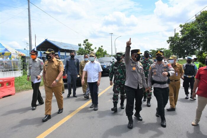 Bupati Kapuas Ben Brahim S Bahat saat mendampingi kunjungan Wakil Gubernur Kalimantan Tengah H Edy Pratowo bersama Kapolda Kalteng  Irjen Pol Dedi Prasetyo dan Danrem 102/Panju Panjung Brigjen TNI Purwo Sudaryanto beserta rombongan di Pos Penyekatan perbatasan Kabupaten Kapuas yang terletak di Jalan Trans Kalimantan Km 12,5 Kecamatan Kapuas Timur, belum lama ini.